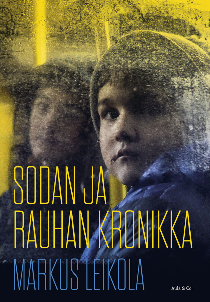Sodan ja rauhan kronikka -kirjan kansi. Kannessa kaksi henkilöä, joista toinen etualalla.