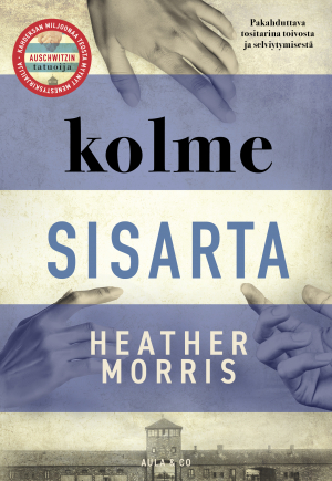 Kolme sisarta -kirjan kansi. Kannessa Kolme toisiaan kohti kurottavaa kättä. Taustalla keskitysleirin portti.
