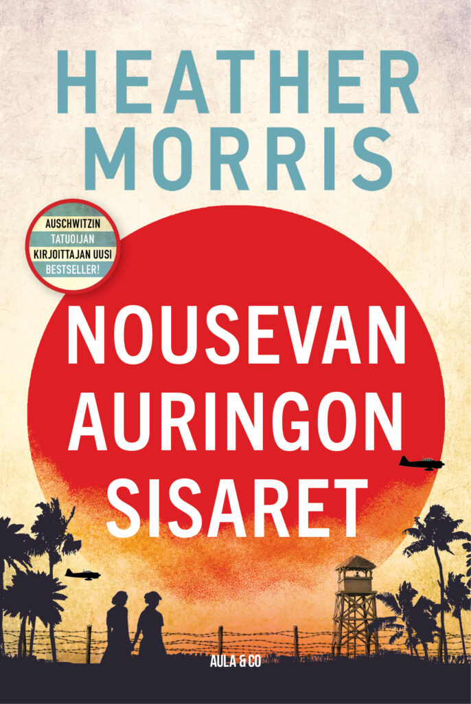 Nousevan auringon sisaret -kirjan kansi. Kannessa kahden ihmisen siluetit vankileirin aidan edessä.