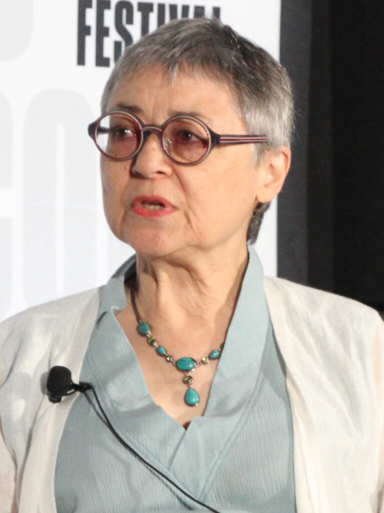 Kirjailija Sigrid Nunez. Vanhempi silmälasipäinen nainen.