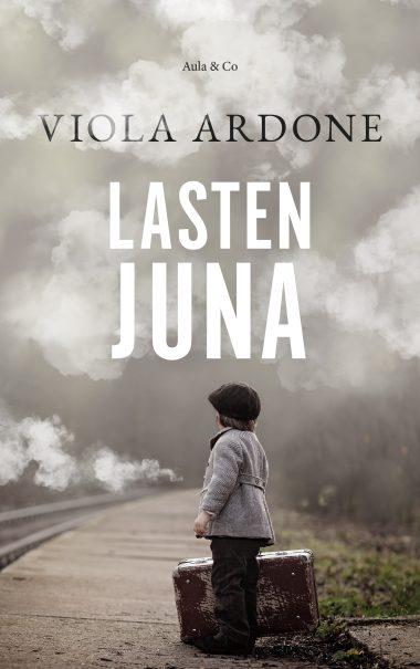 Lasten juna -kirjan kansi. Kannessa selin oleva lapsi, jonka vieressä matkalaukku.