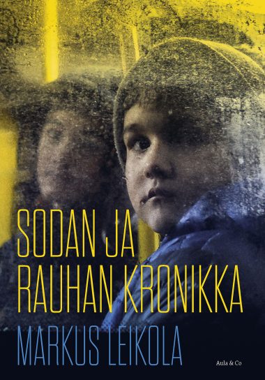 Sodan ja rauhan kronikka -kirjan kansi. Kannessa kaksi henkilöä, joista toinen etualalla.